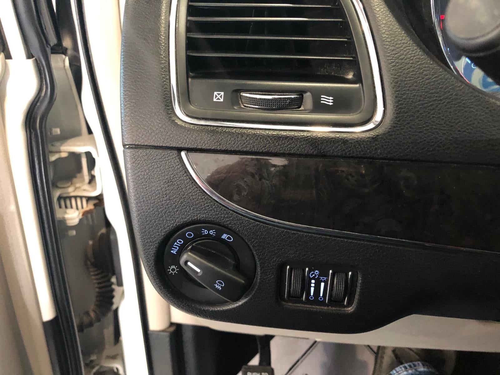 2012 Chrysler Town & Country Touring